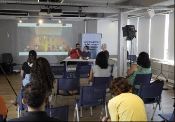 Estudantes aprendem a montar e encenar espetáculos dramáticos, musicais e circenses