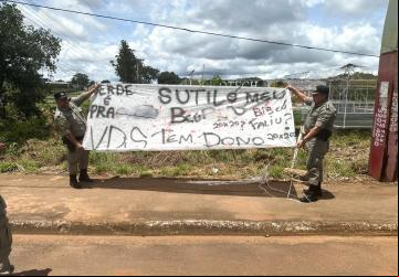 Faixa em tom ameaçador teria sido colocada por integrantes do Esquadrão Vilanovense para ameaçar rivais, na véspera de clássico no Goianão