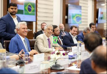 Governador Ronaldo Caiado durante reunião com o ministro da Agricultura da Índia, Bhagirath Choudhary, em Nova Delhi