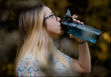 Beber água com frequência é ponto importante de atenção para os foliões