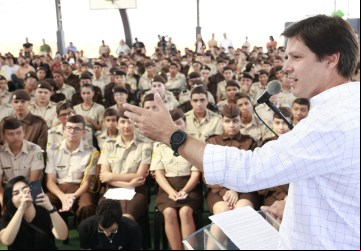 Vice-governador Daniel Vilela participa da entrega da reforma e ampliação do CEPMG Mansões Paraíso, em Aparecida de Goiânia. Unidade recebeu investimento estadual de R$ 2,03 milhões.