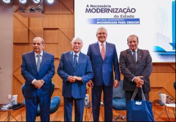 Governador Ronaldo Caiado destaca a necessidade de controle das contas públicas durante , promovido pela Confederação Nacional do Comércio, em Brasília