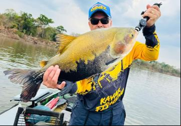 Pescadores fisgam peixes de grande porte na região do Rio Araguaia: conexão com a natureza