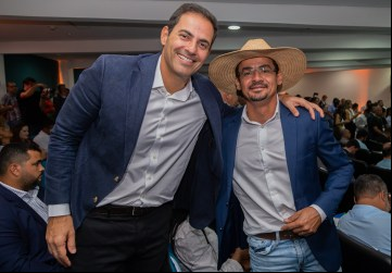O deputado estadual Jamil Calife junto com o prefeito de Novo Planalto Eudes Araújo 