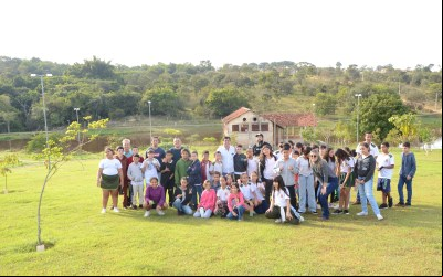 Goiandira: Gestão Municipal promove plantio de mudas nativas com alunos durante a Semana do Meio Ambiente