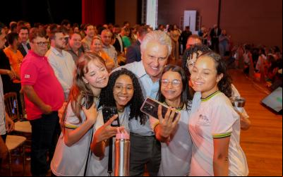 "Não existe cidadania plena com analfabetismo", diz Caiado durante premiação a escolas