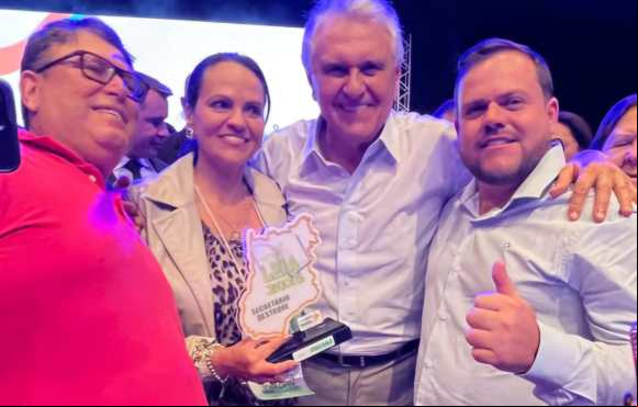 Nova Aurora: Secretária Kelci Pádua recebe troféu de "Secretária de Destaque" no maior prêmio da educação goiana